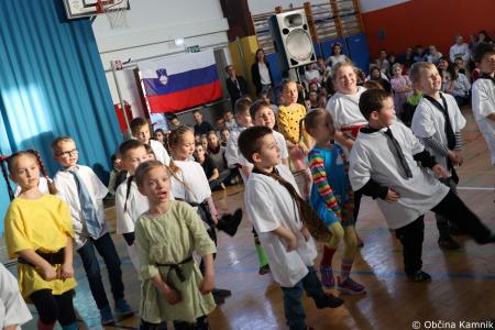 Otroci Osnovne šole Marije Vere so pozdravili pomlad in se spomnili knjižnih junakov (25)